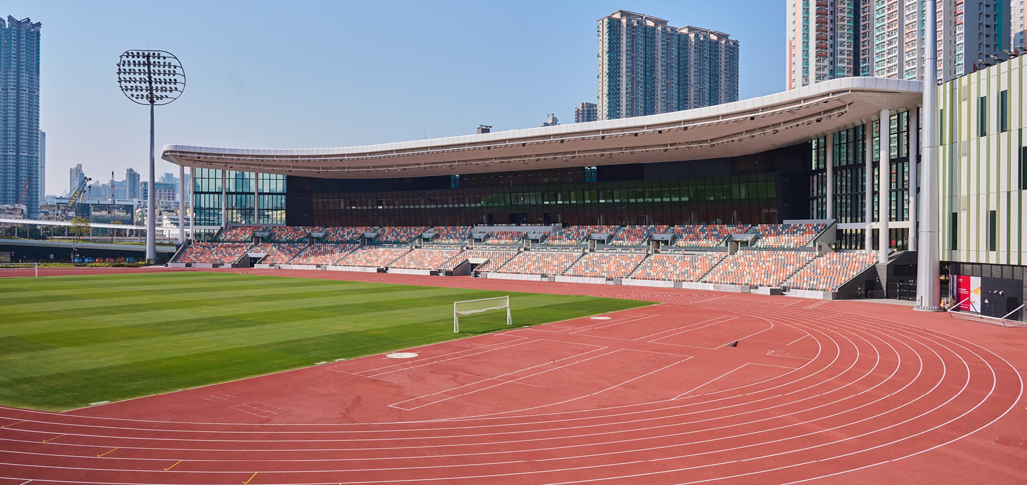 欧冠进球榜更新：莱万连续进球,